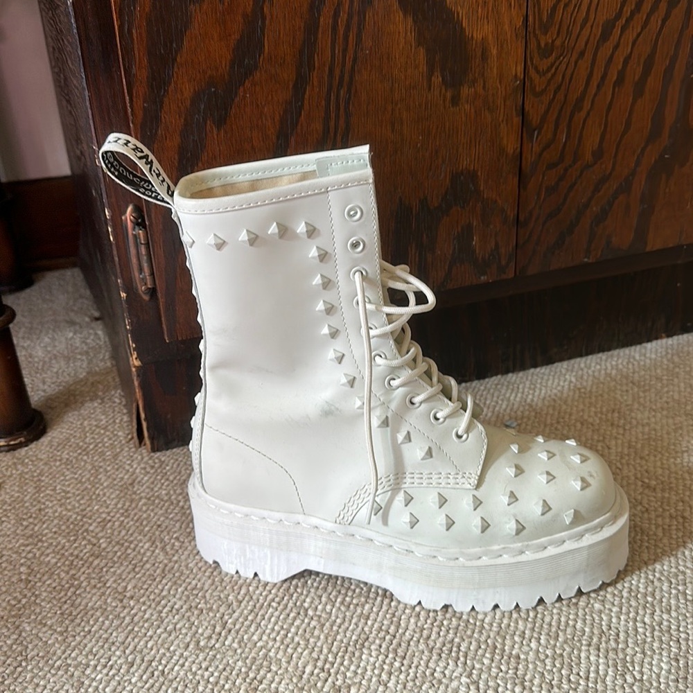 1490 STUD DOC MARTENS